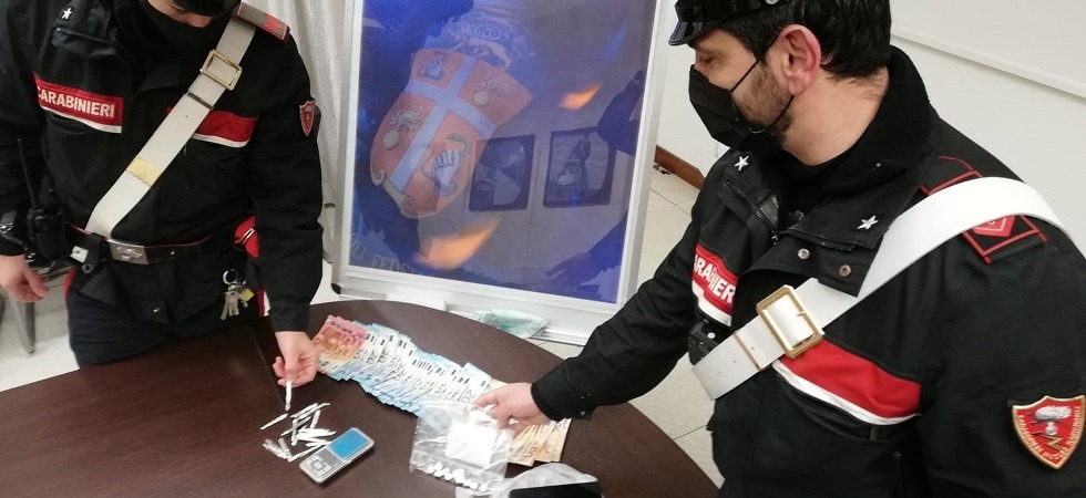 Nasconde la cocaina in un tubetto di lacca per capelli: dopo la perquisizione spuntano altri 134 grammi